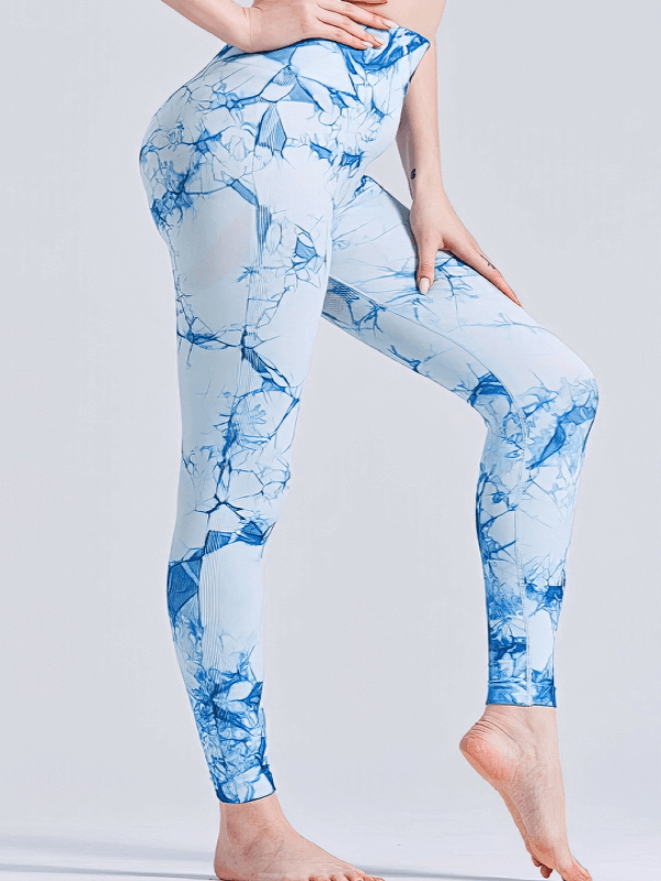 Seamless high-waist leggings with push-up effect in blue marble pattern, offering a flattering fit and effortless comfort for women.